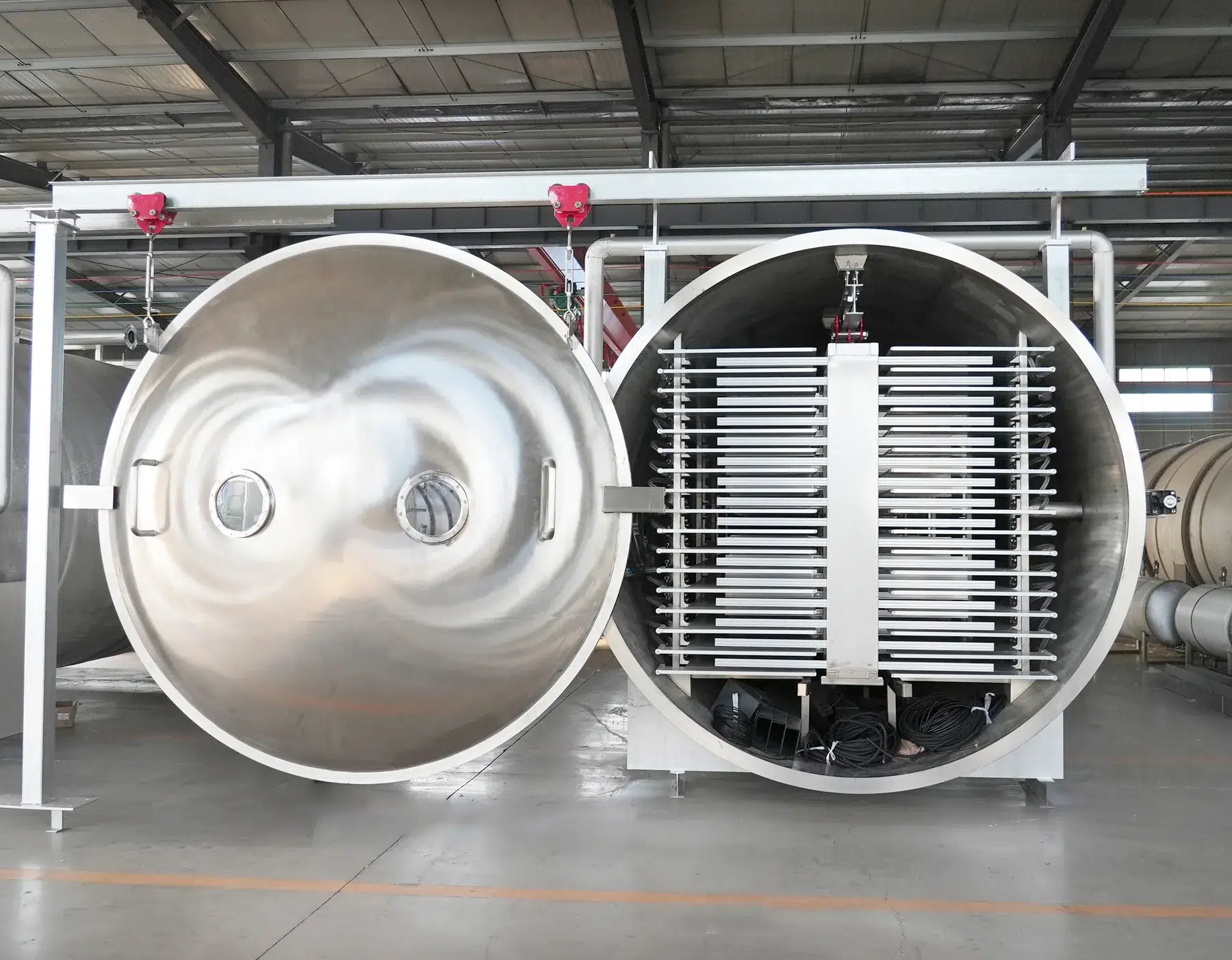 Vacuum freeze dryer chamber and tray rack configuration