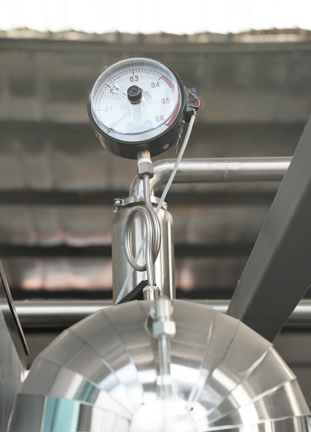Vacuum freeze dryer pressure instrumentation for cost configuration