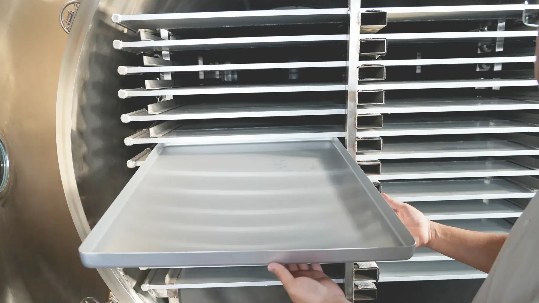 Vacuum freeze dryer tray loading=