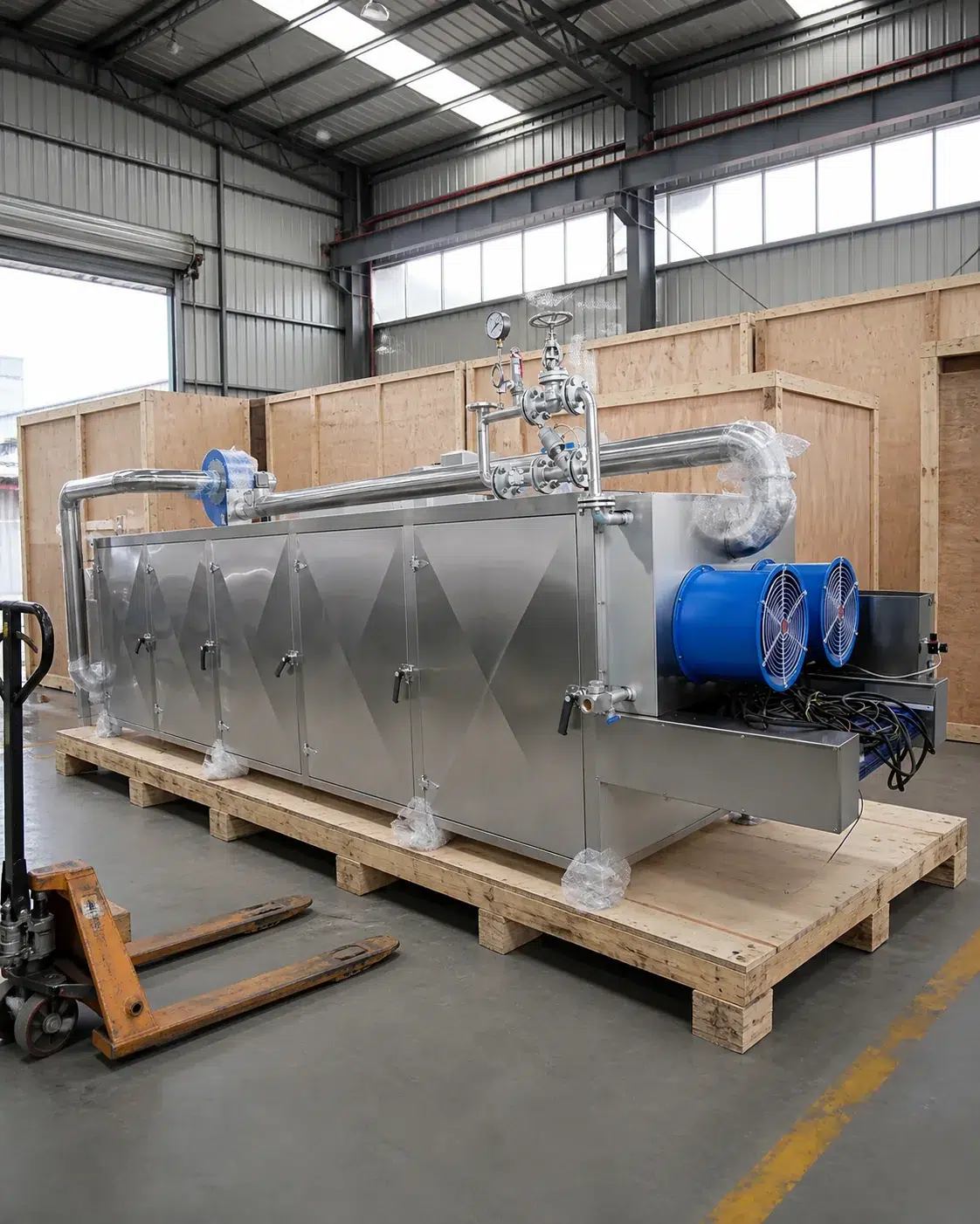 Mesh-belt hot-air dryer secured for equipment logistics and shipment