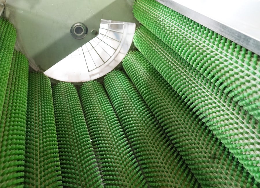 Counter-rotating brush rollers with spray manifold